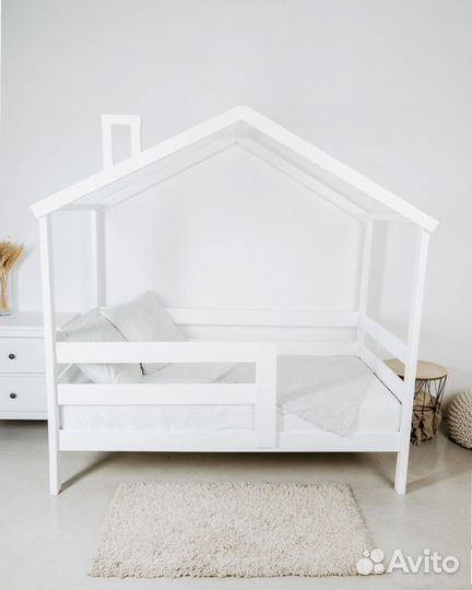 Детская кровать Домик из массива