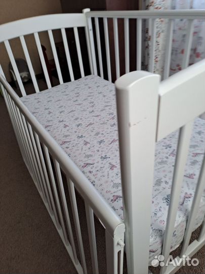 Детская кроватка с маятником и ящиком