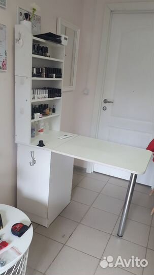 Продам маникюрный стол с полками