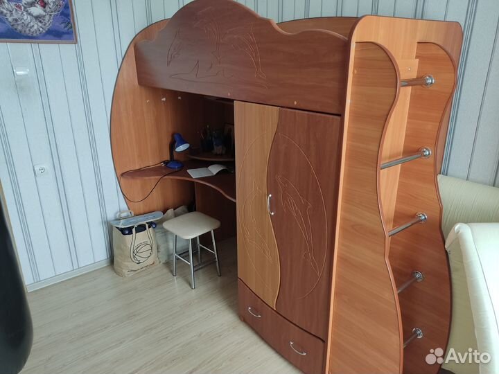 Детская кровать чердак со столом и шкафом