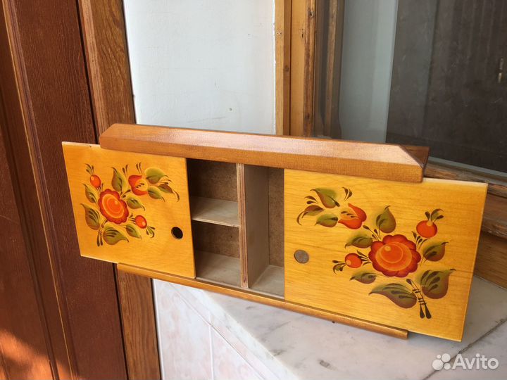 Деревянный шкафчик- аптечка