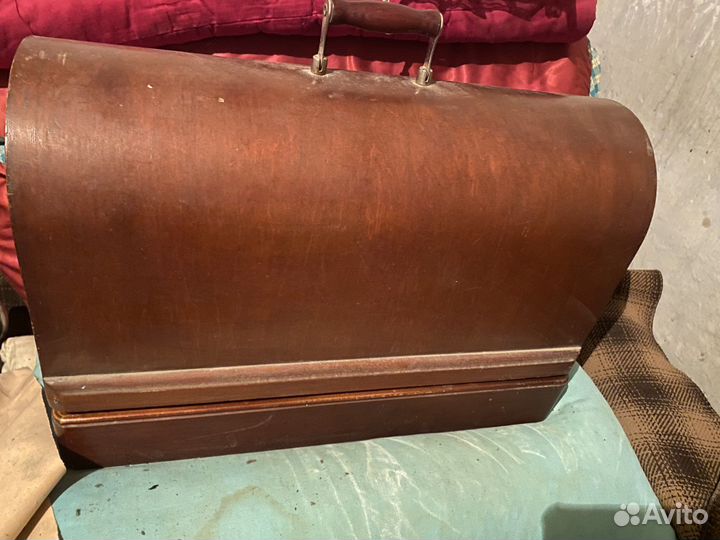 Старинная швейная машинка