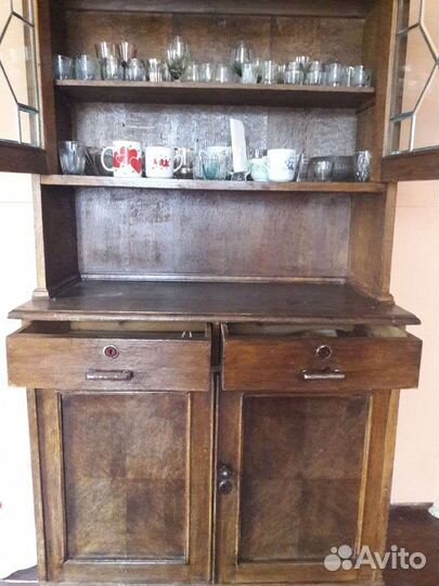 Старинный антикварный шкаф буфет