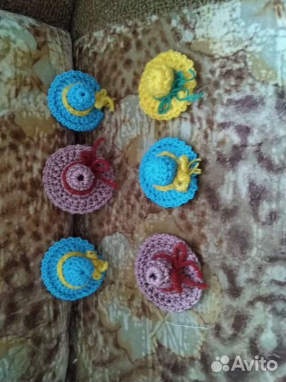 Вязаные шляпки для брелка