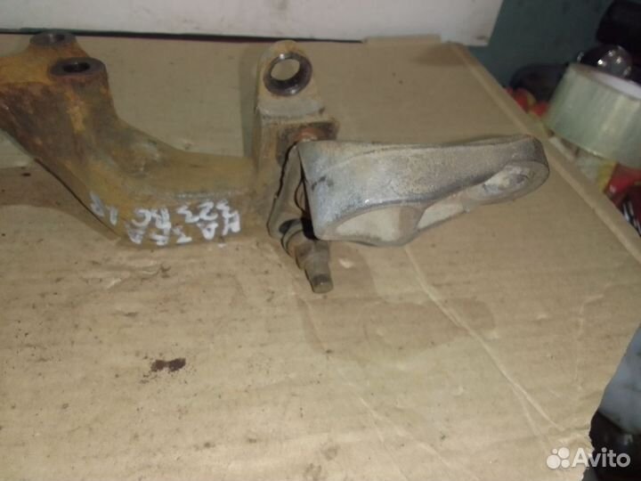 Кронштейн двс правый Mazda 323 BG 1.8