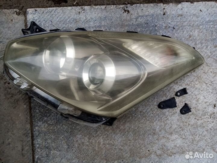 Фара Toyota Wish