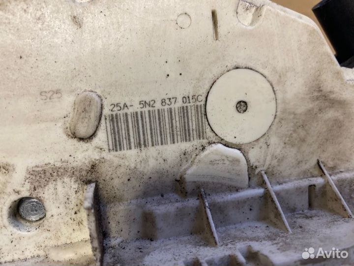 Замок двери передний левый Skoda Fabia 2 2010