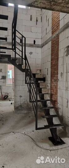 Лестница на металлокаркасе на центральном косоуре