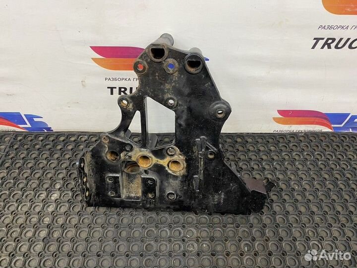 Кронштейн буксировочный левый Renault T