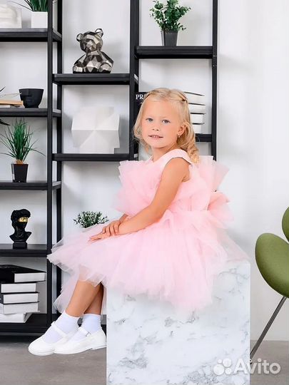Пышное платье со шлейфом для девочки 140 146