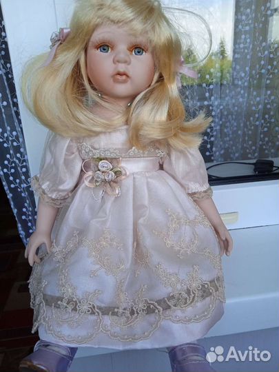 Кукла фарфоровая