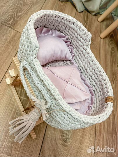 Вязаная люлька для куклы с подставкой