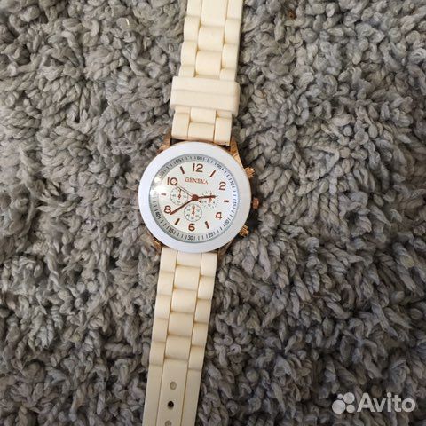 Часы белые новые