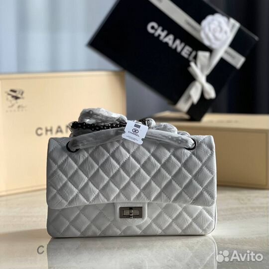 Сумка женская Chanel 2.55 кожаная белая на цепочке