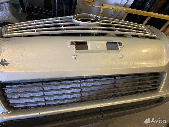 Решетка в бампер toyota avensis 2003