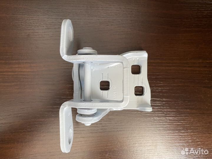 Петля двери передняя правая Chrysler 300C седан 3