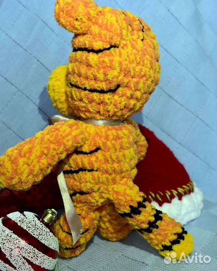 Вязаная игрушка тигренок