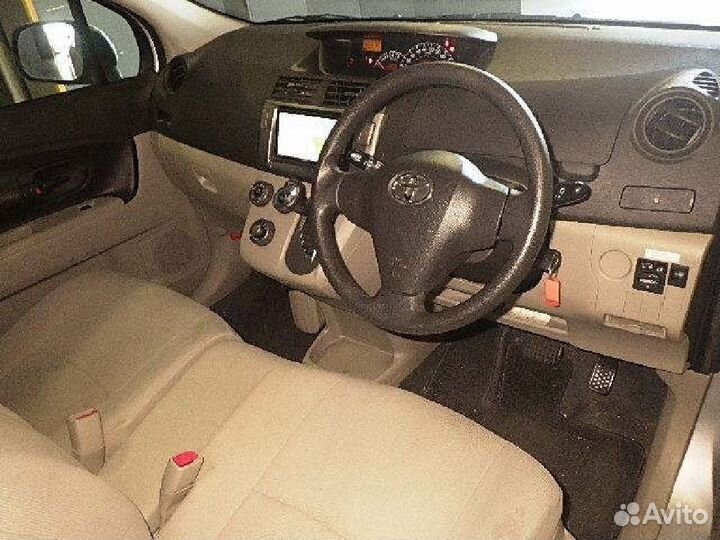 Обшивка багажника задняя Toyota Passo sette M502E