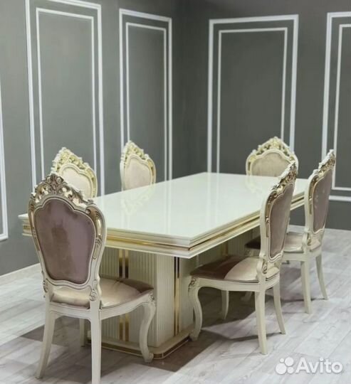 Кухонный стол и стулья в комплекте