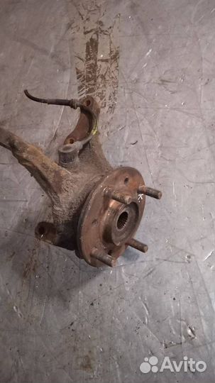 Кулак передний правый Mitsubishi Carisma рест