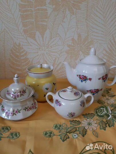 Заварочный чайник,сахарницы