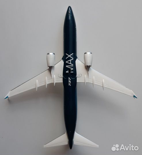 Модель самолета Boeing B 737-8MAX 1:200