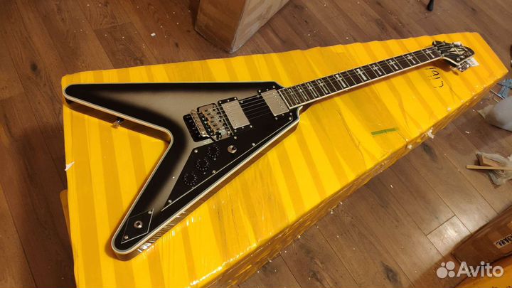Реплика Gibson Flying-v silverburst