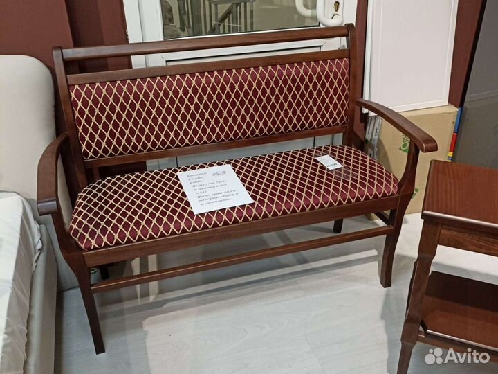 Продаются скамьи, банкетки с витрины магазина