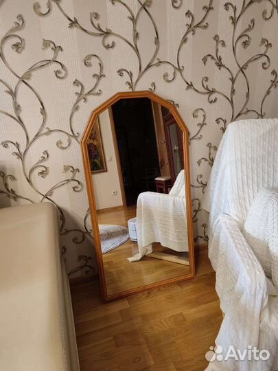 Зеркало настенное в деревянной раме