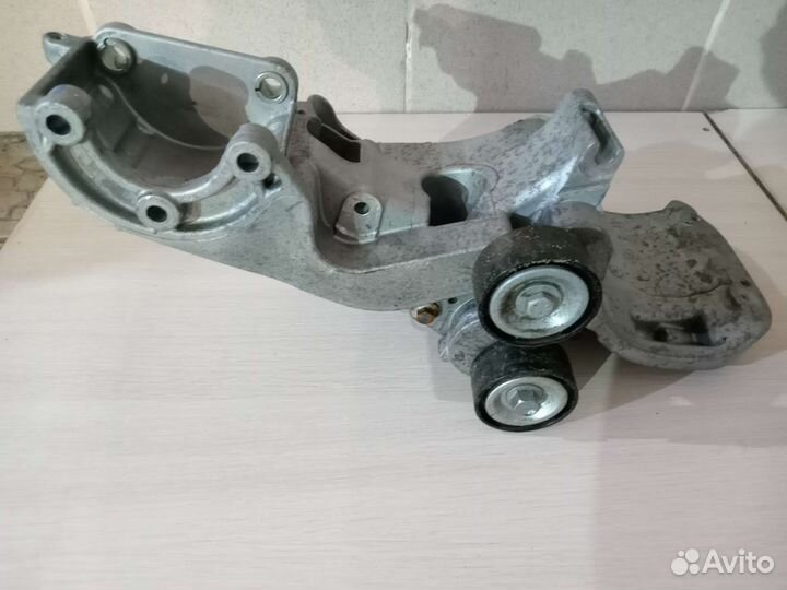 Кранштейн генератора на рено сандеро 2 2014г