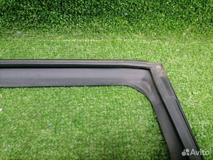 Уплотнитель стекла двери задний правый Toyota
