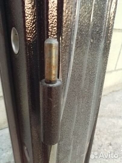 Продам металлические двери Интерио темный орех