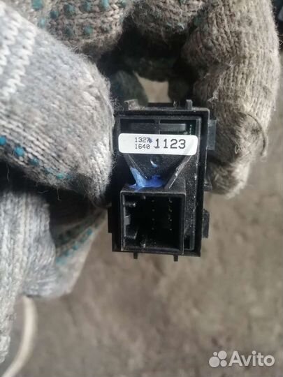 Кнопка ручника Opel Astra J