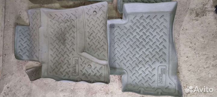 Резиновые коврики в салон Toyota LC 200