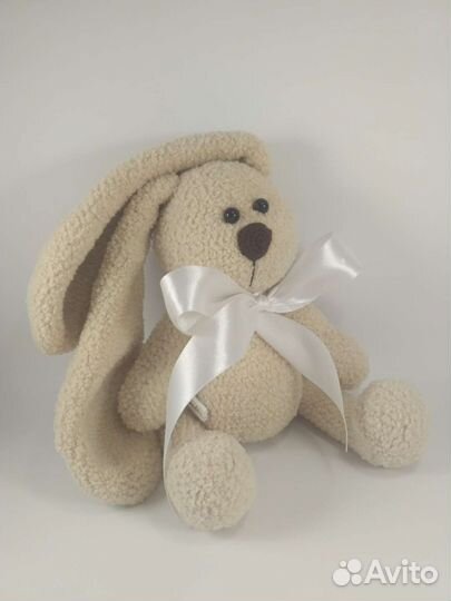 Плюшевый заяц вязаный