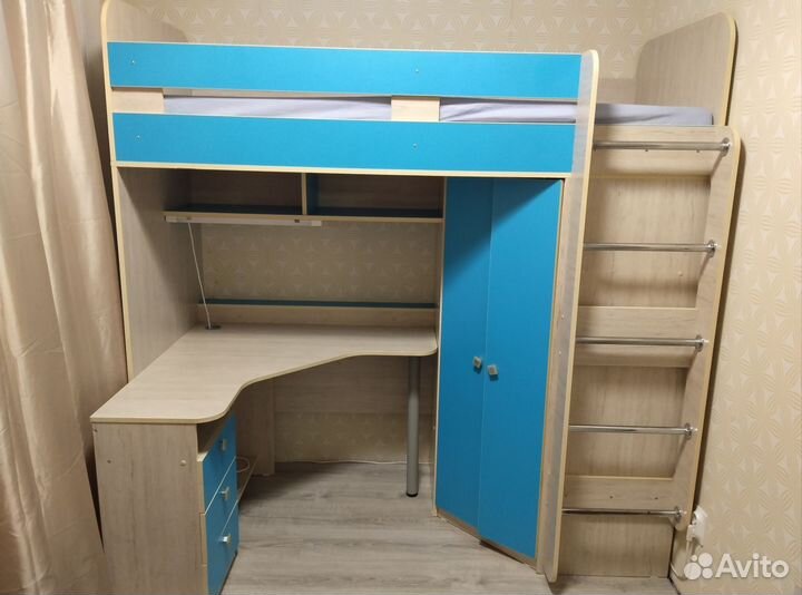 Детская кровать чердак со столом и шкафом