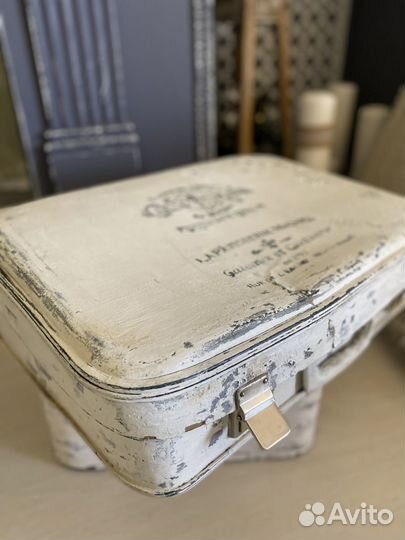 Декоративные чемоданы