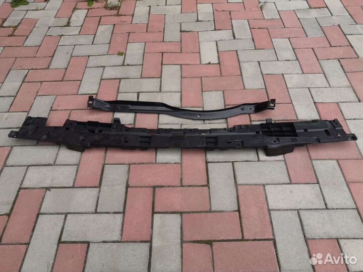 Усилитель заднего бампера Toyota Lend Cruiser 200