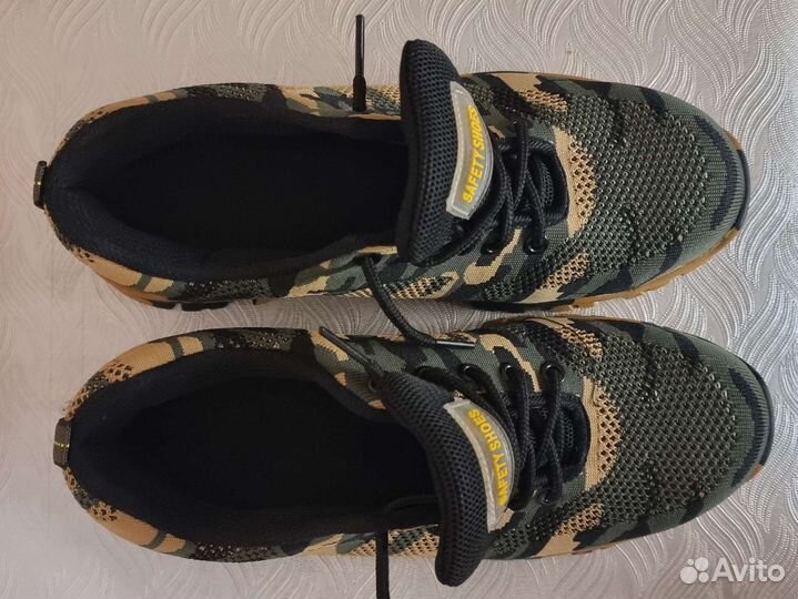 Кроссовки с металлическим носком