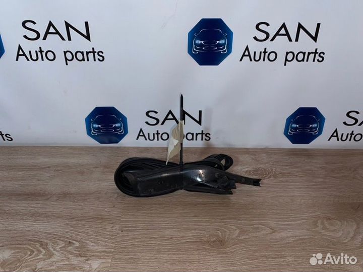 Уплотнительная резинка боковой двери задняя левая