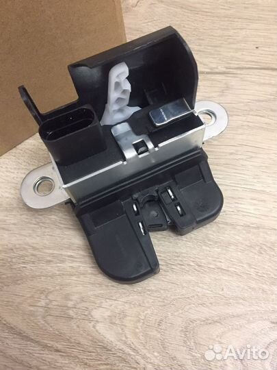 Замок багажника vw golf, touran 07-10