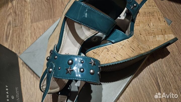 Босоножки на танкетке Carnaby