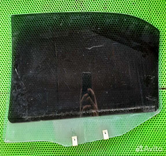 Стекло заднее правое Митсубиси Каризма Carisma