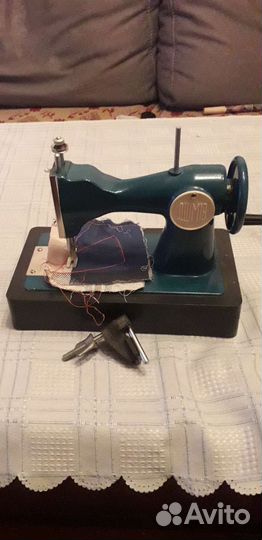 Детская швейная машинка советская