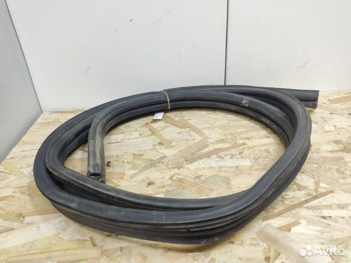 Уплотнитель проема двери задний левый Ford Fiesta