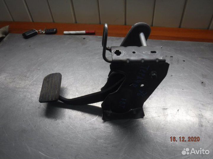 Педаль тормоза Nissan Terrano F4R 2014