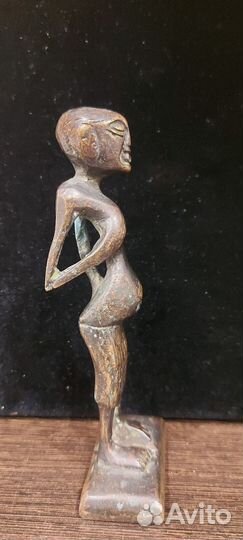 Старинная бронзовая статуэтка беременной женщины