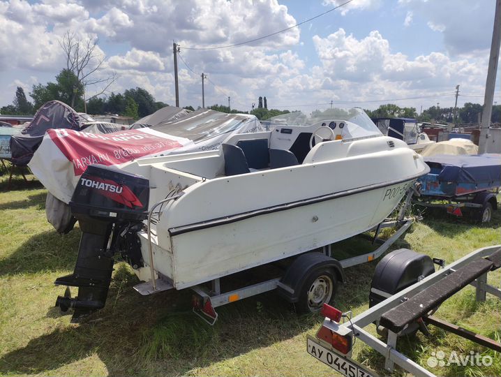 Катер с местом на пристани