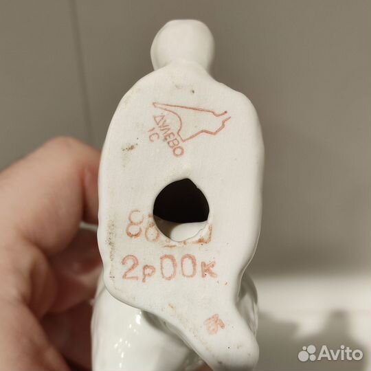 Красивая фарфоровая статуэтка «Пудель с мячиком»