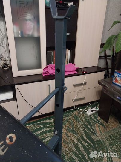 Скамья для жима со стойками и тренажером для ног